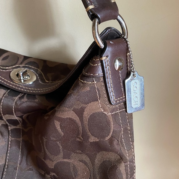 Gorgeous authentic Signature Coach Shoulder Bag - Picture 5 of 11